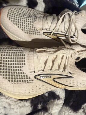 Brooks Cream Knit Athletic Running Shoes